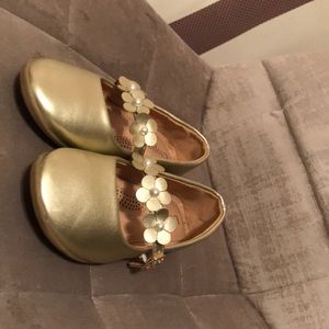 Gold flower 🌸 shoes